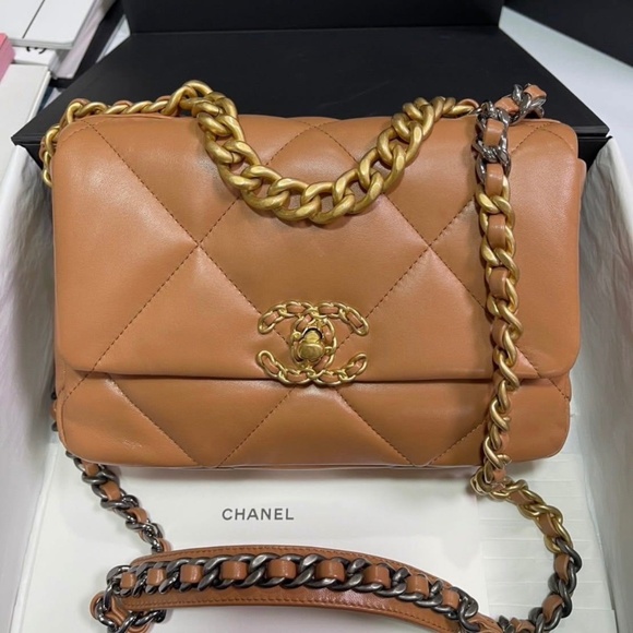 Chanel 19 - Picture 1 of 1